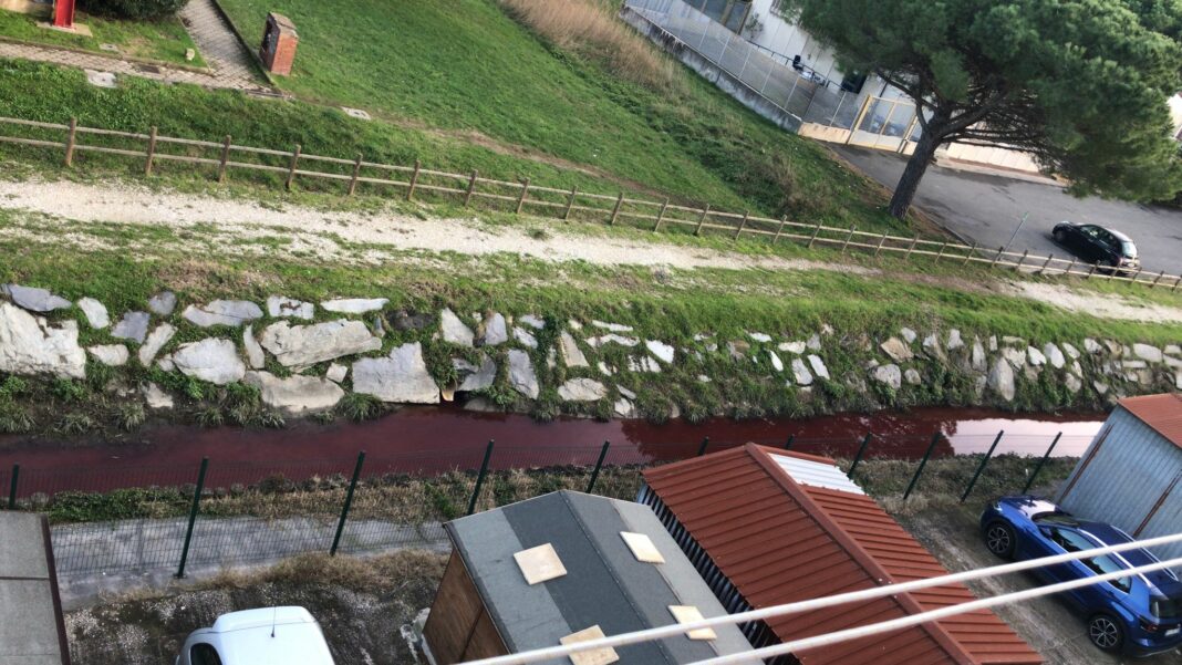 Acqua rossa nel fosso a Collesalvetti: 