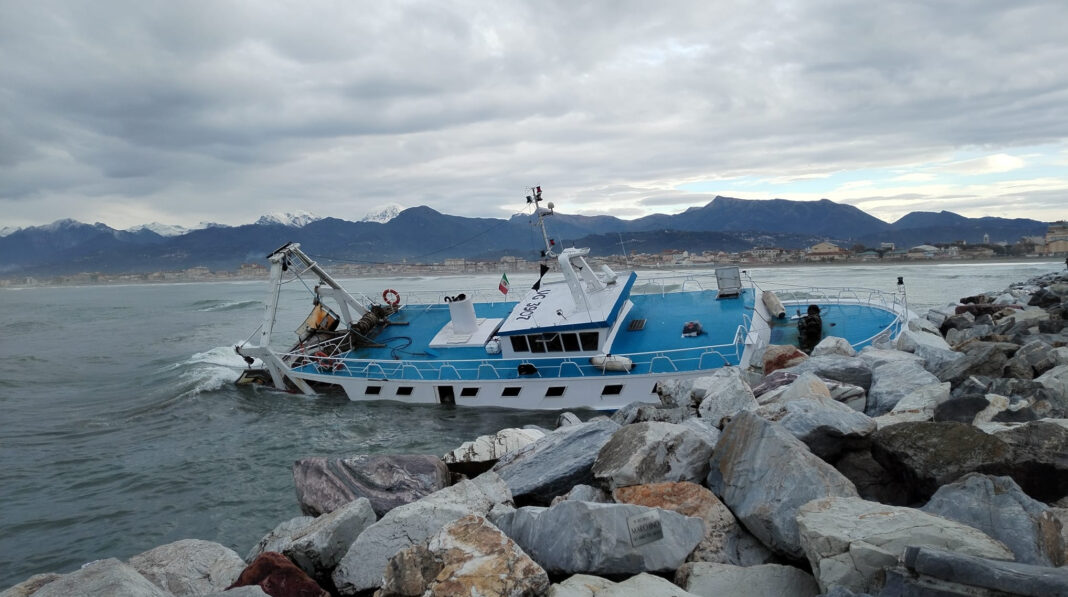 Peschereccio contro scogli a Viareggio, salvo equipaggio