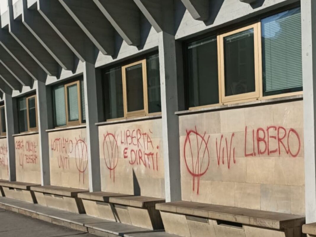 Agenzia delle Entrate imbrattata, scritte con vernice rossa