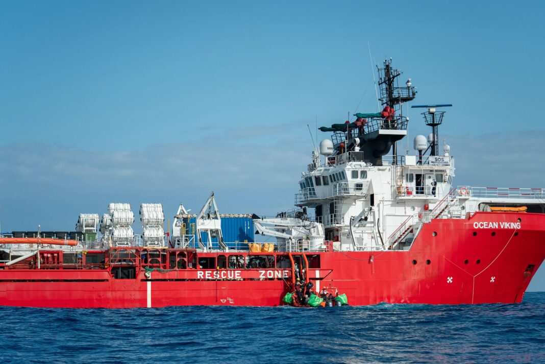 Ocean Viking a Livorno, sbarco di 71 migranti. Rimangono in Toscana