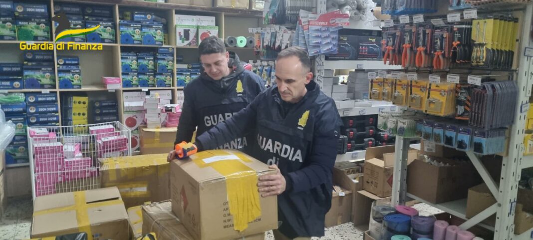 Prodotti elettronici contraffatti, maxi sequestro