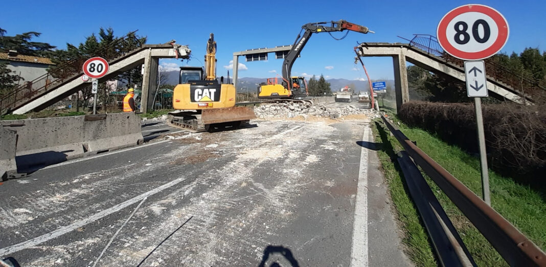 Tangenziale Pistoia, demolita passerella. Sindaco: 