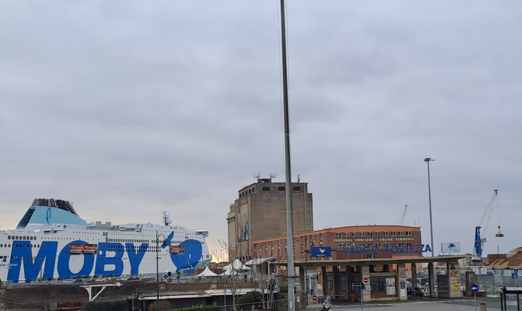 Porto di Livorno, stop fumi neri navi. Sindaco: 