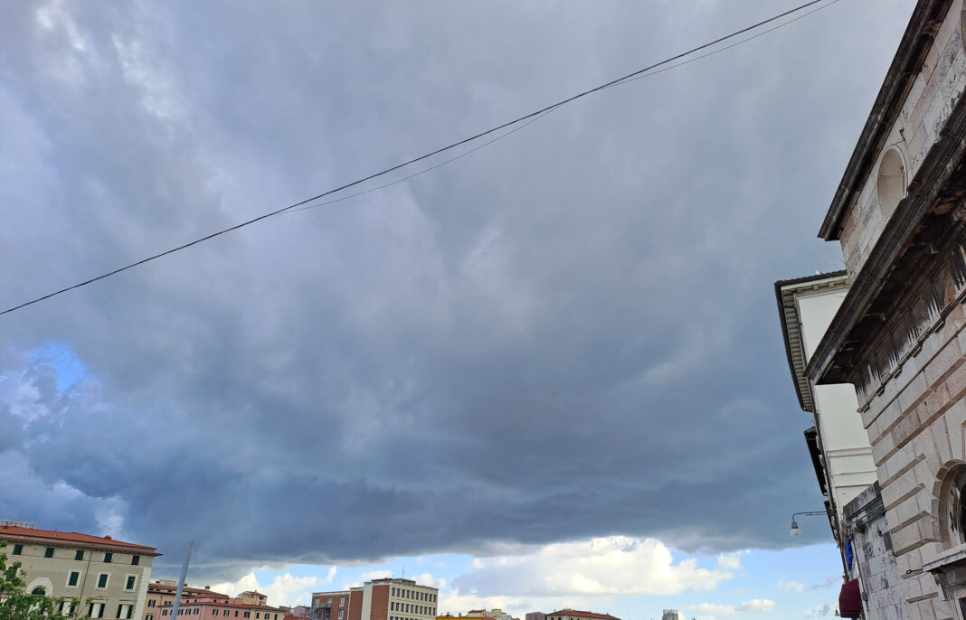 Codice giallo in Toscana, allerta meteo vento e mareggiate