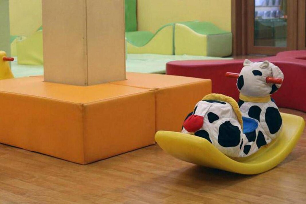 Bimba legata a una sedia con una sciarpa, licenziata educatrice in asilo di Napoli