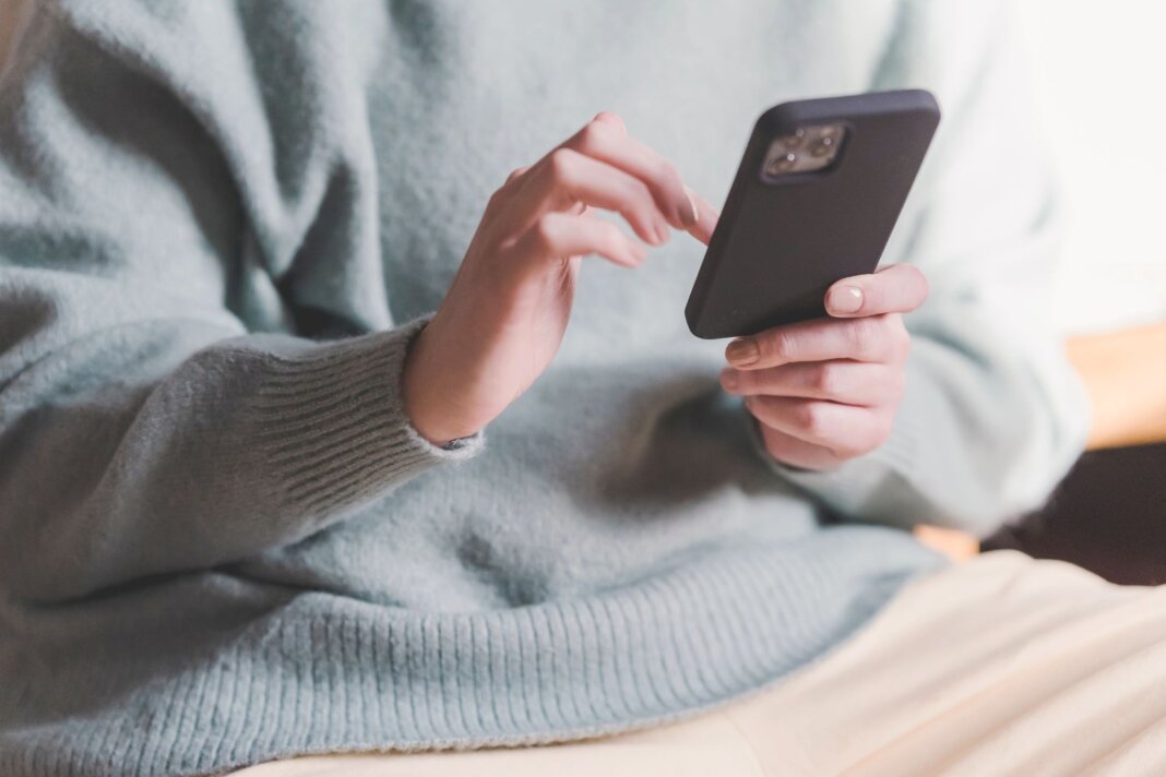 Crimefluencer adescano adolescenti per indurre all’autolesionismo