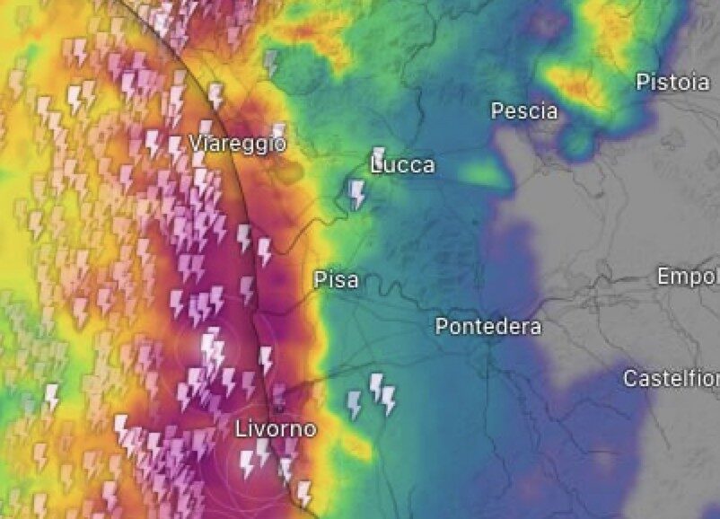 Pioggia forte e colpi di vento, il fronte temporalesco arriva dalla costa