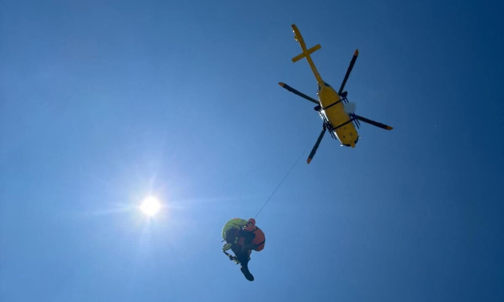Coppia di anziani cade in montagna: gravi in ospedale