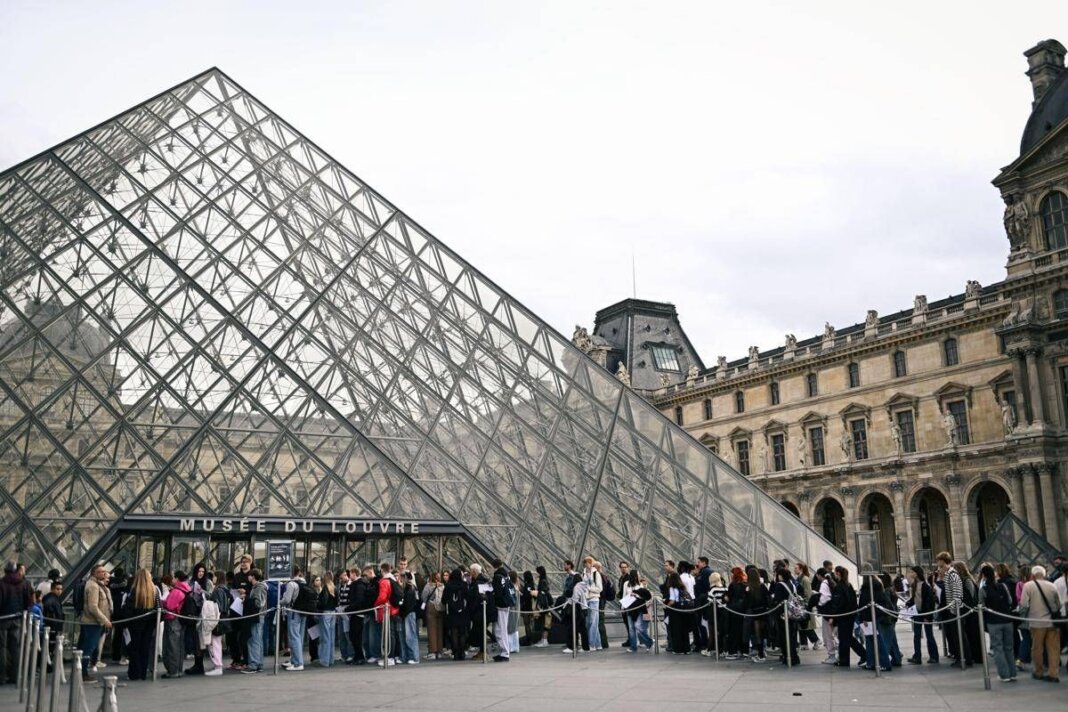 Furto al Louvre, le ipotesi sul gruppo di ladri: “Più di 4, nessuna evidenza di un complice nel museo”